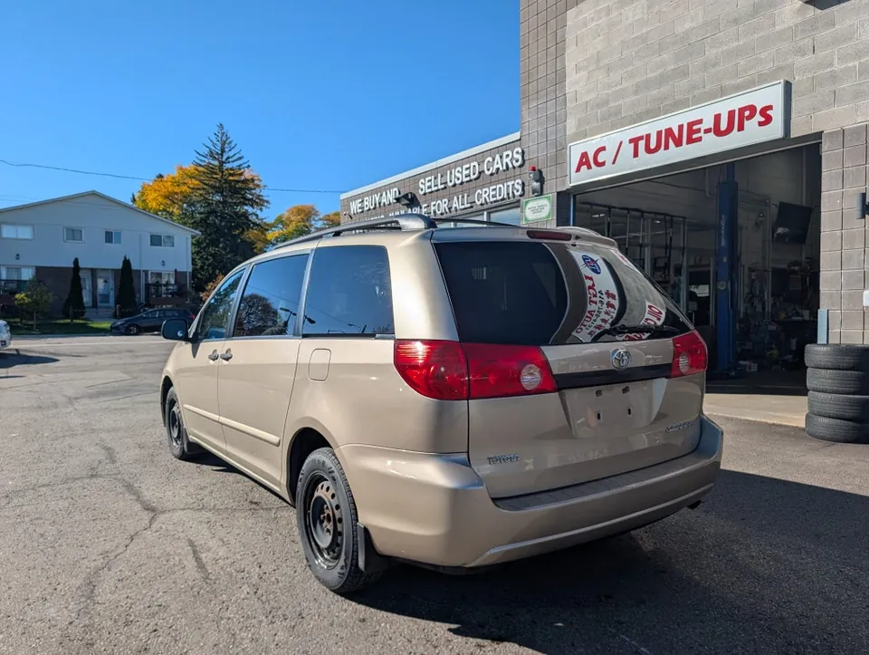 Toyota Sienna 2010 photo 3