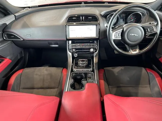 Jaguar Xe photo 2