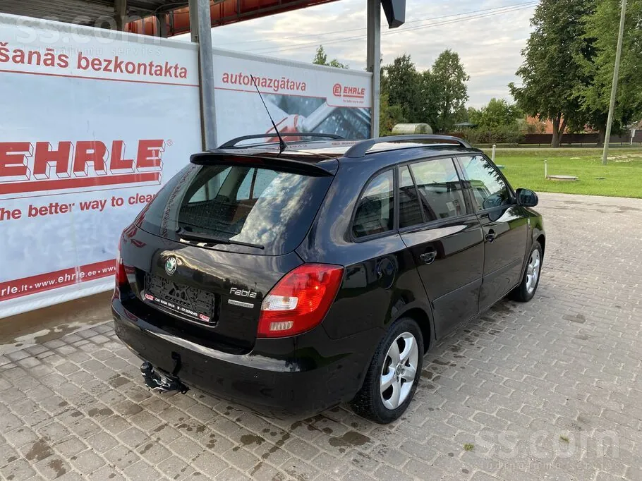 Skoda Fabia 2011 photo 4