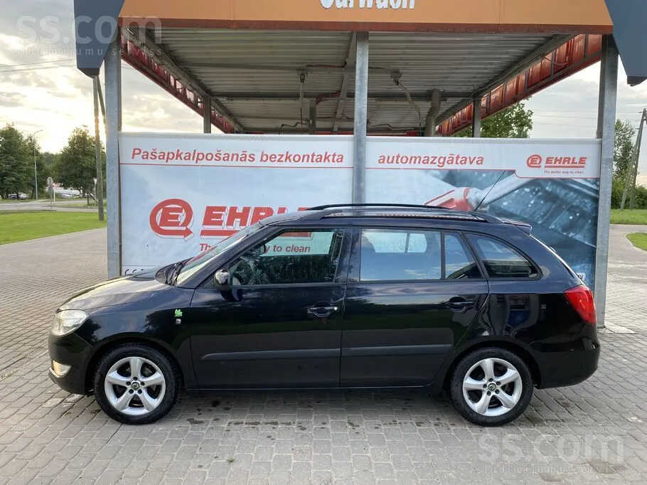 Skoda Fabia 2011 photo 2