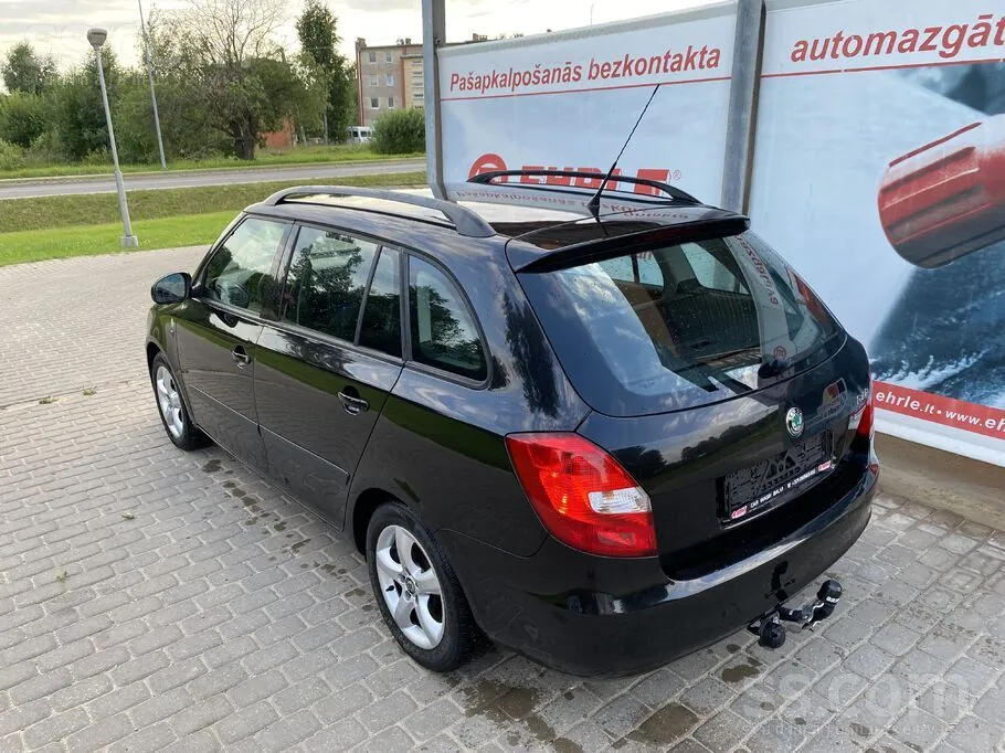 Skoda Fabia 2011 photo 3