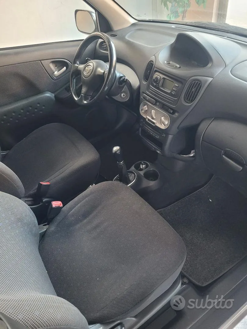 Toyota Yaris 2003 photo 2