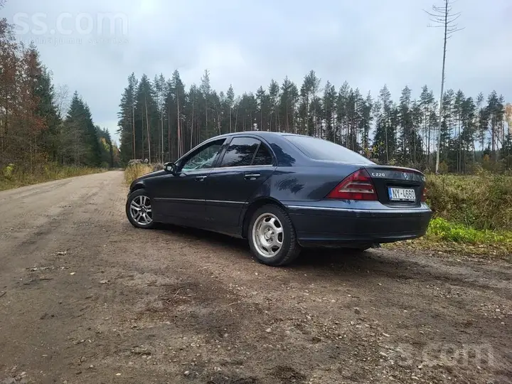 Mercedes-Benz C220 2004 photo 2