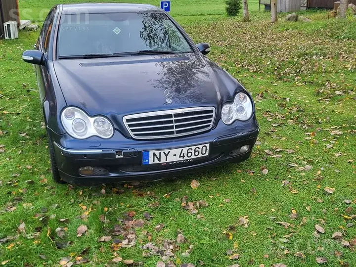 Mercedes-Benz C220 2004 photo 4