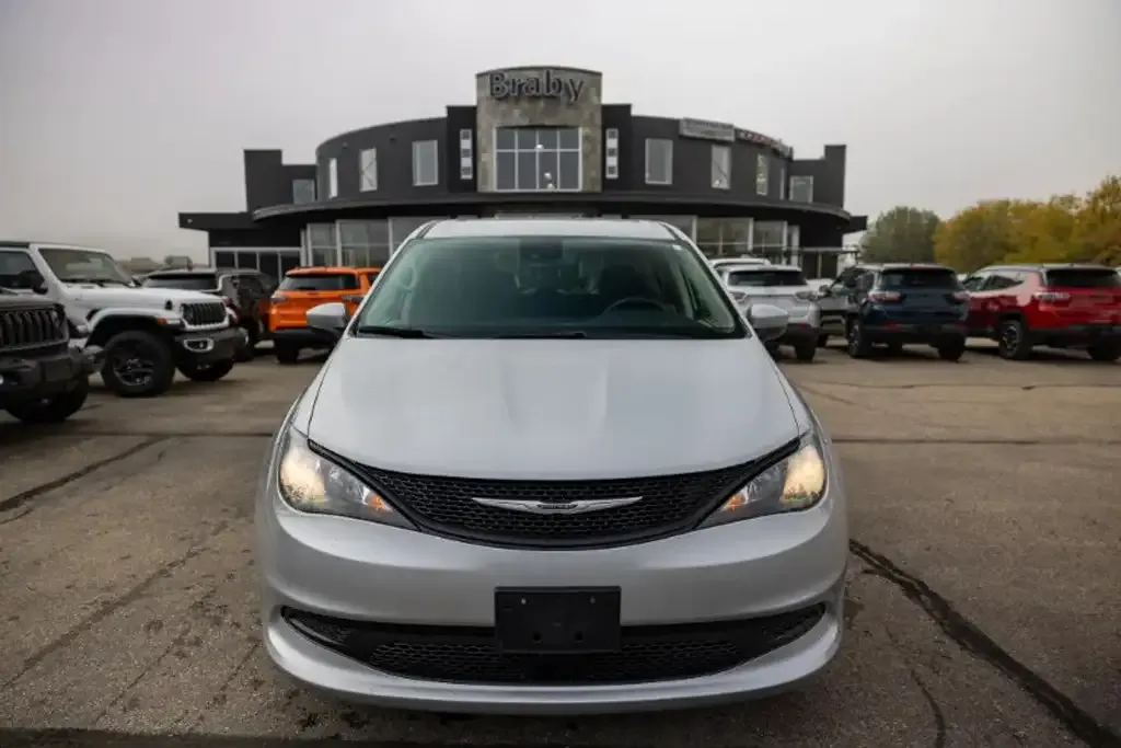 Chrysler Grand Caravan 2023 photo 3