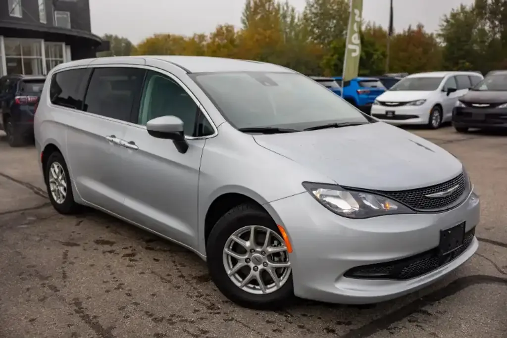 Chrysler Grand Caravan 2023 photo 2
