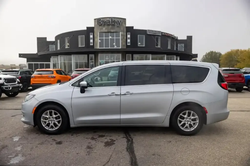 Chrysler Grand Caravan 2023 photo 5
