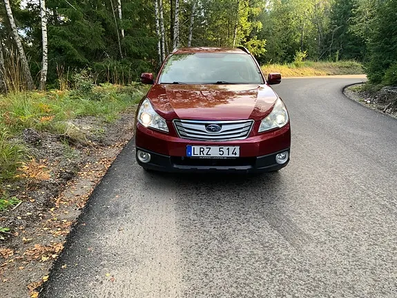 Subaru Outback 2011 photo 2
