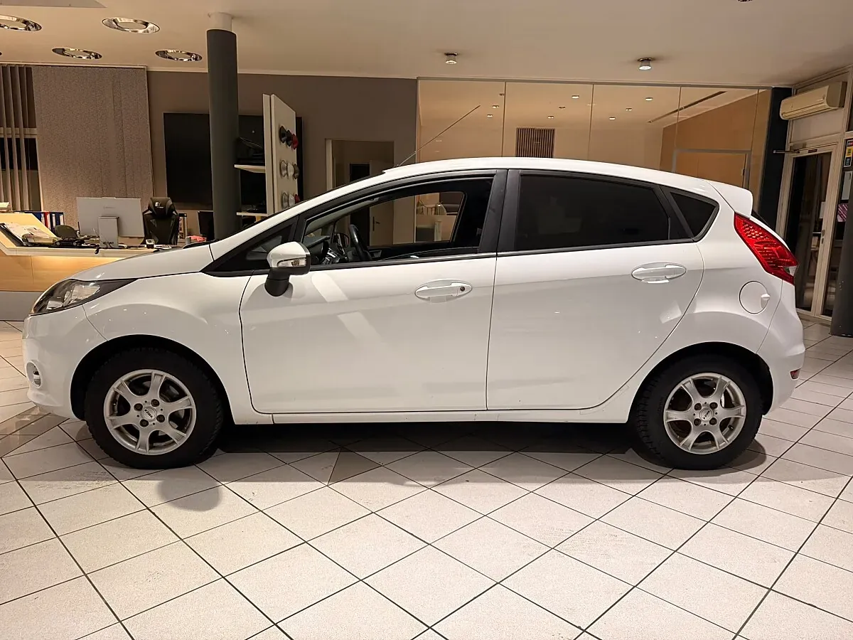 Ford Fiesta 2012 photo 2