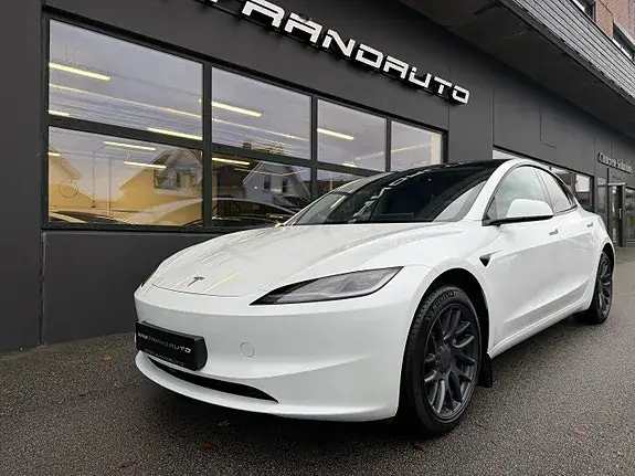 Tesla Model 3 2026 photo 2