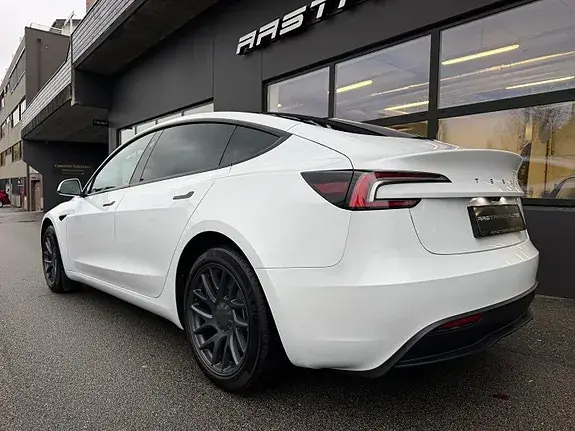 Tesla Model 3 2026 photo 4