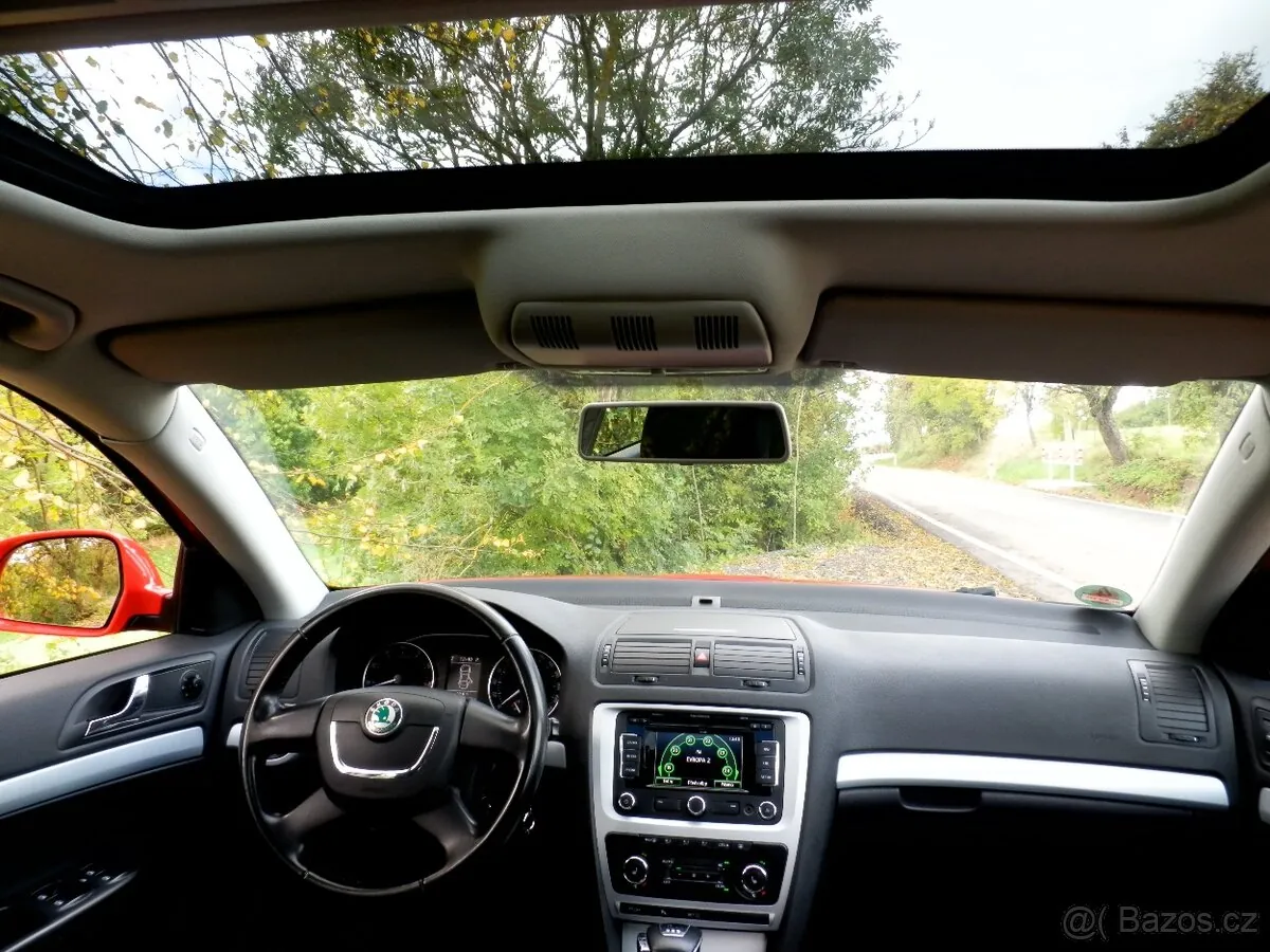 Skoda Octavia Combi 2012 photo 2