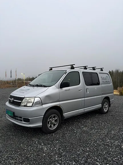 Toyota Hiace 2011 photo 2