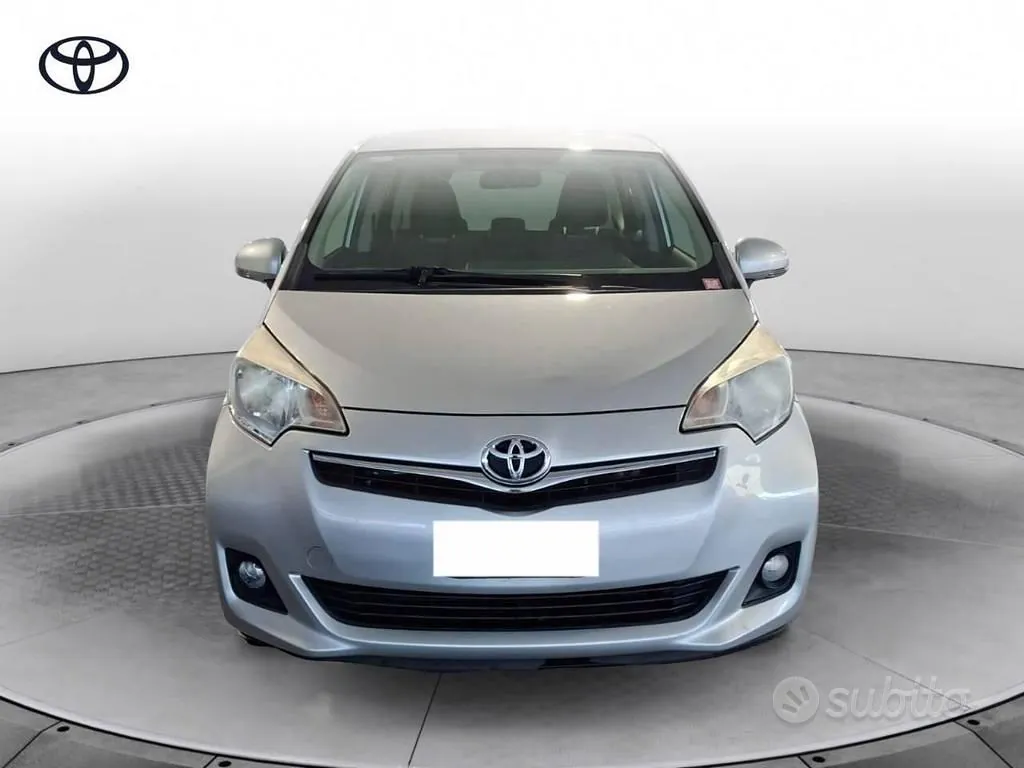 Toyota Verso-S 2013 photo 2