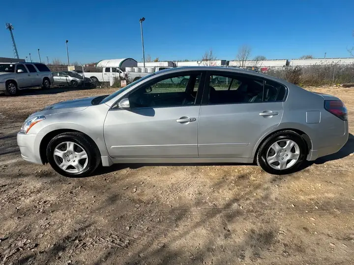 Nissan Altima 2012 photo 2