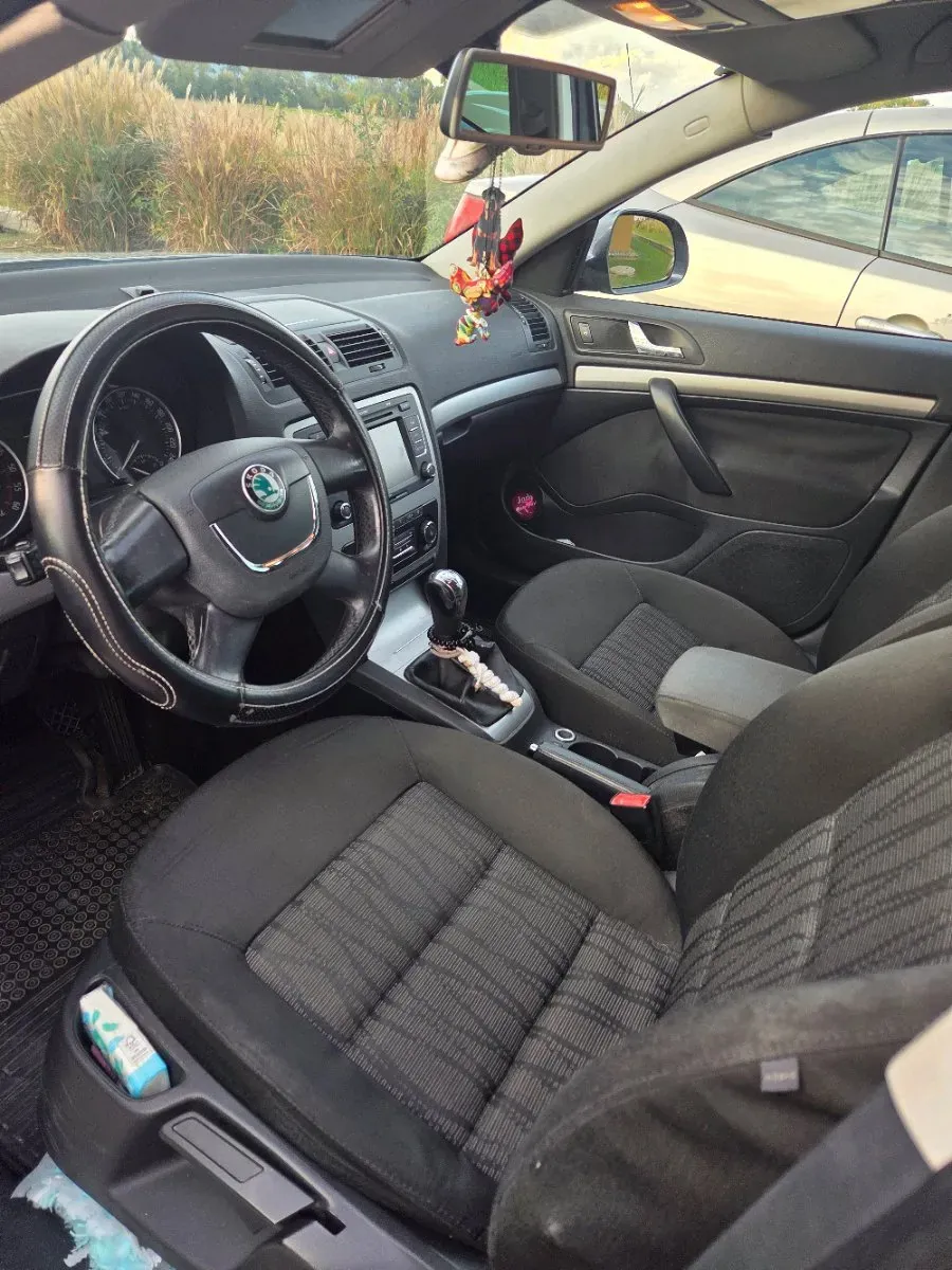 Skoda Octavia 2010 photo 2