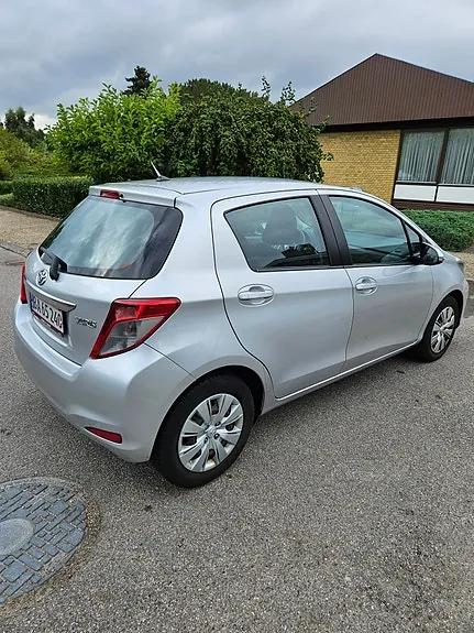 Toyota Yaris 2011 photo 2