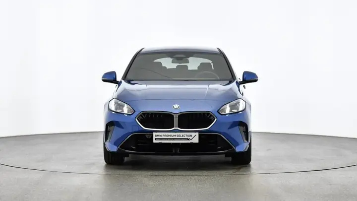 BMW 1 Series 2025 photo 2
