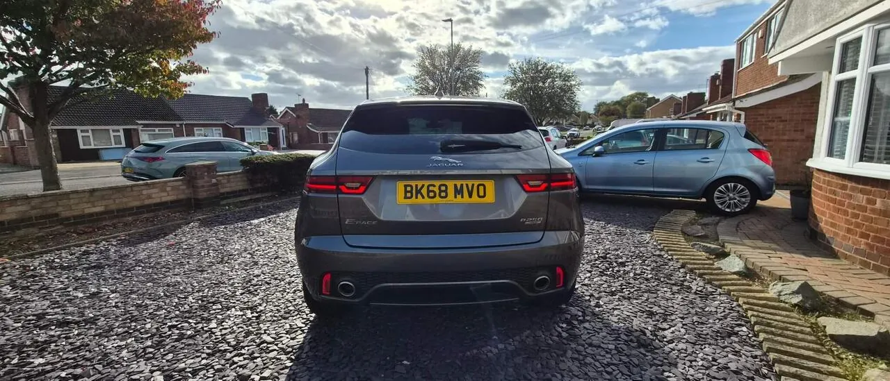 Jaguar E-Pace 2018 photo 4
