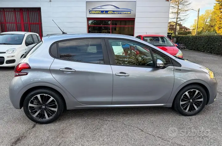 Peugeot 208 2018 photo 3