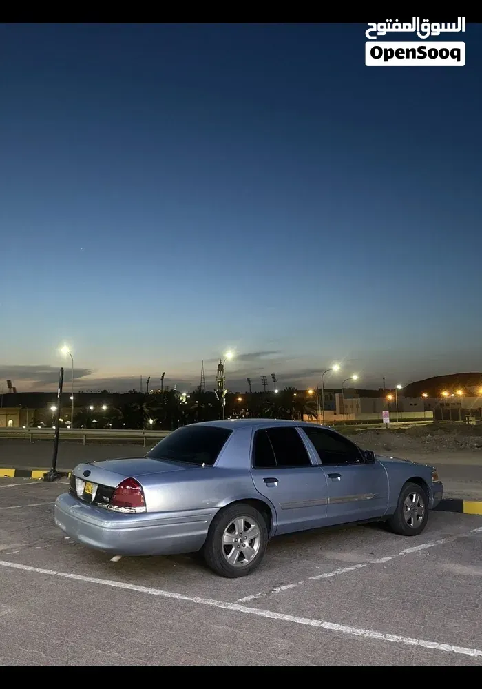 Ford Crown Victoria 2011 photo 2