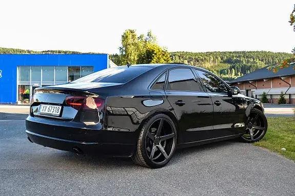 Audi A8 2013 photo 4