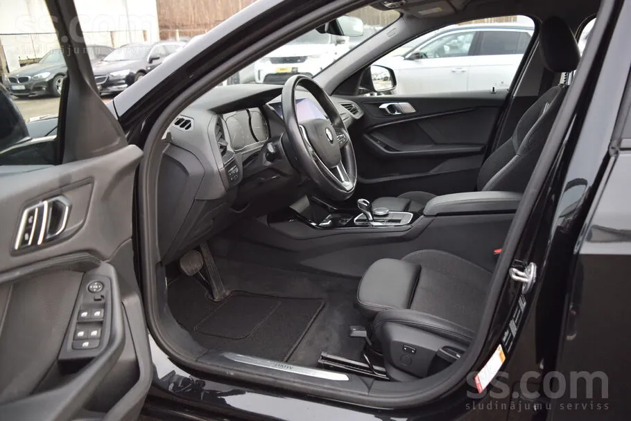 BMW 118Ia Sport Line 2019 photo 3
