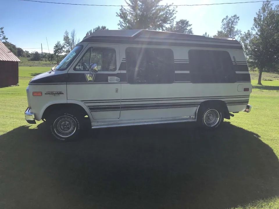 Chevrolet G20 Van 1990 photo 2