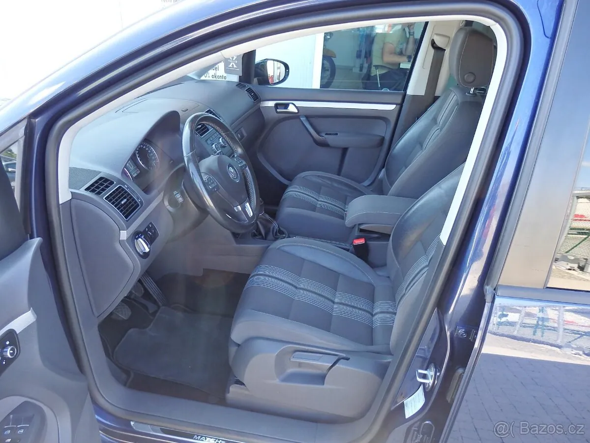 Volkswagen Touran 2012 photo 2