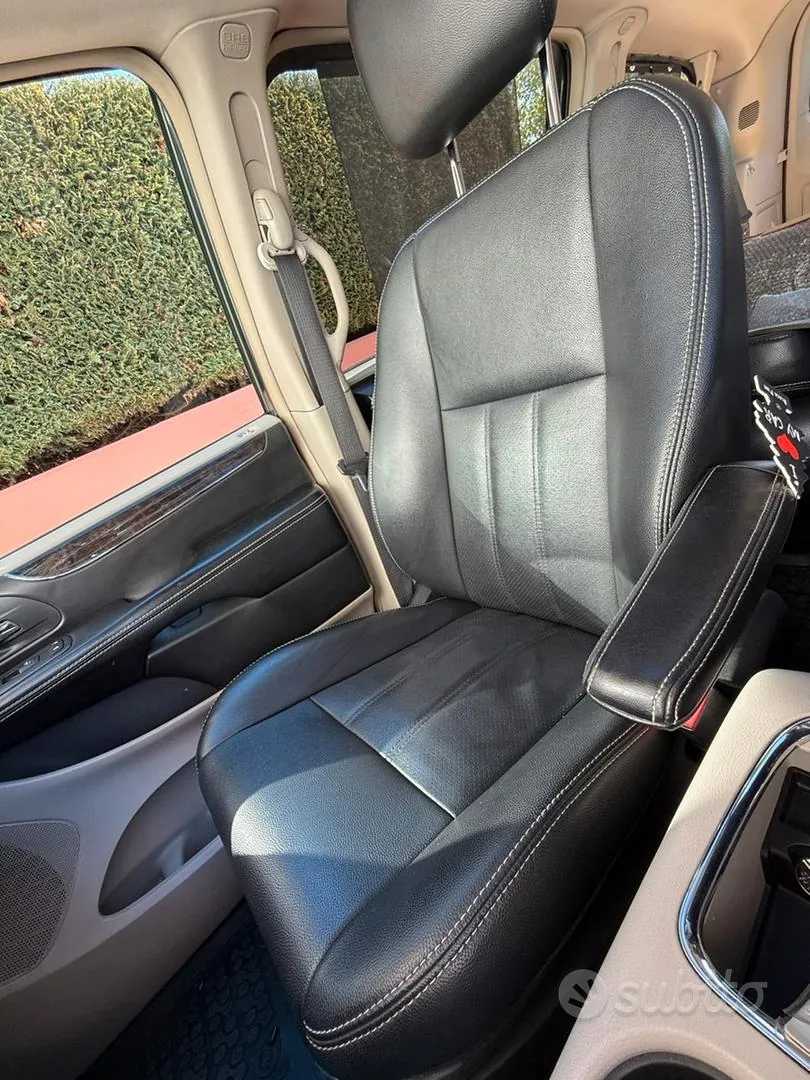 Lancia Voyager 2012 photo 3