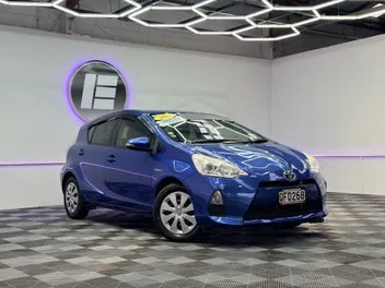Toyota Aqua 2013 photo 2