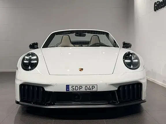 Porsche 911 Carrera 4 Gts 2025 photo 3