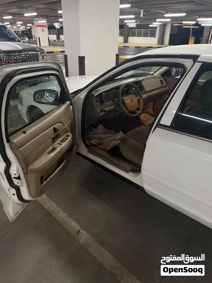 Ford Crown Victoria 2005 photo 4