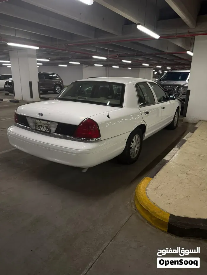 Ford Crown Victoria 2005 photo 2