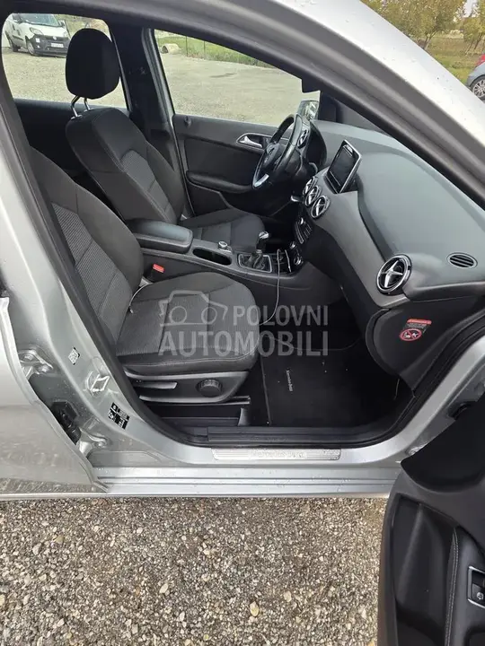 Mercedes-Benz B 180 2015 photo 2