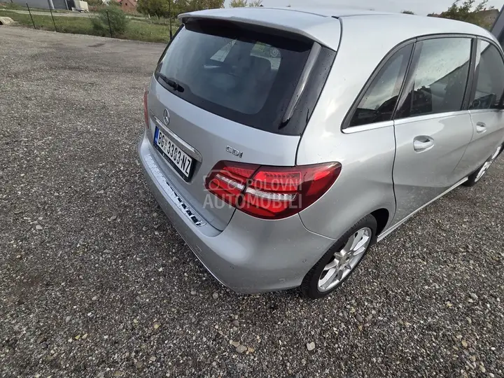 Mercedes-Benz B 180 2015 photo 3