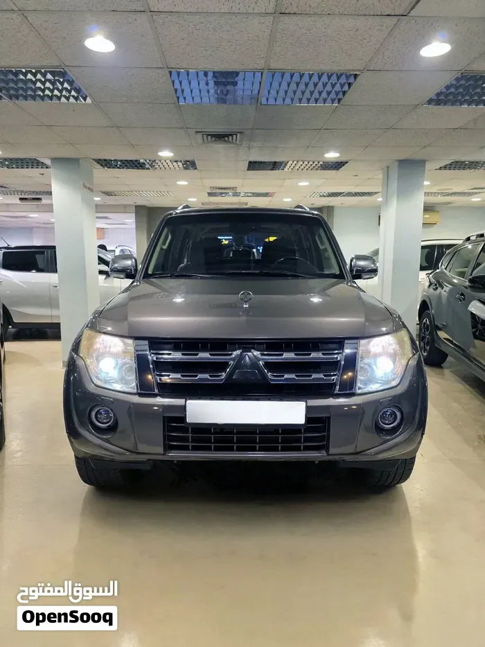 Mitsubishi Pajero 2012 photo 2