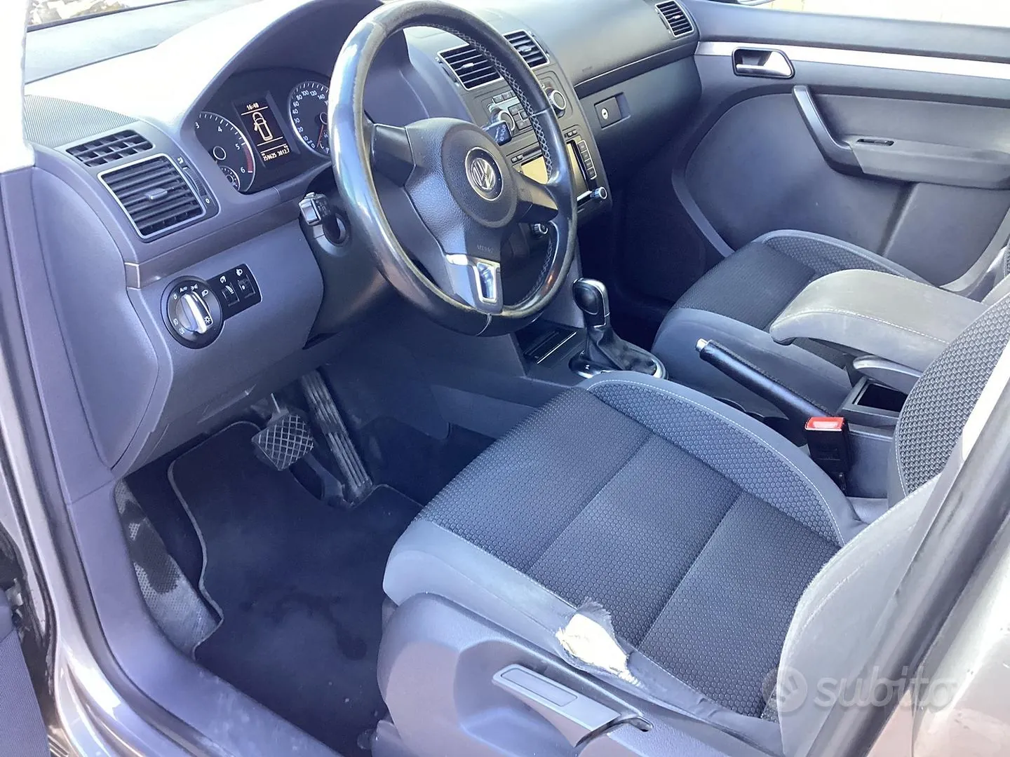 Volkswagen Touran 2011 photo 2
