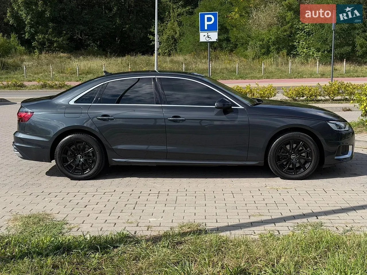 Audi A4 2021 photo 2