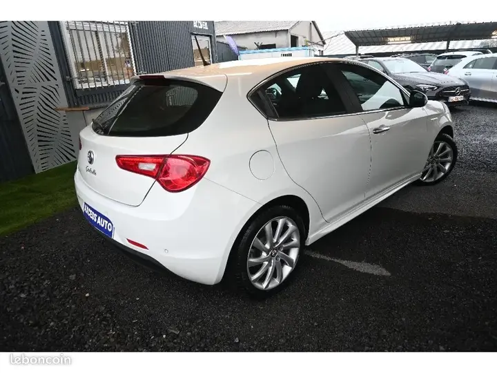 Alfa Romeo Giulietta 2011 photo 2