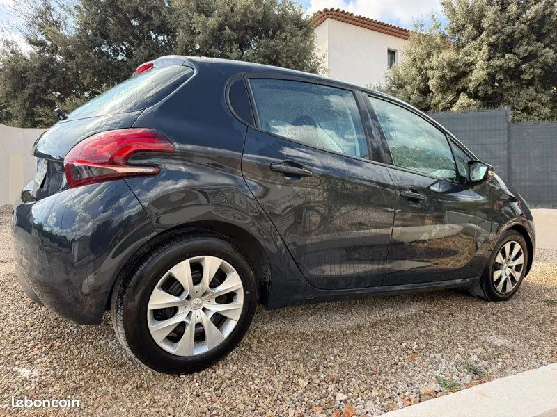 Peugeot 208 2019 photo 2