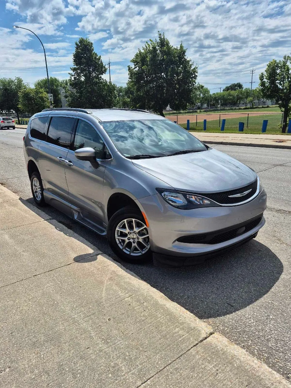 Chrysler Pacifica 2021 photo 3