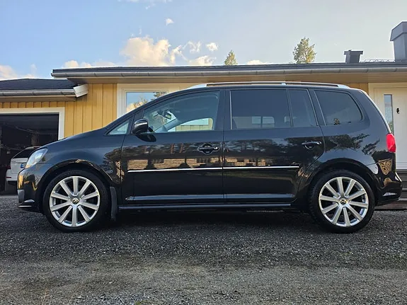 Volkswagen Touran 2011 photo 2