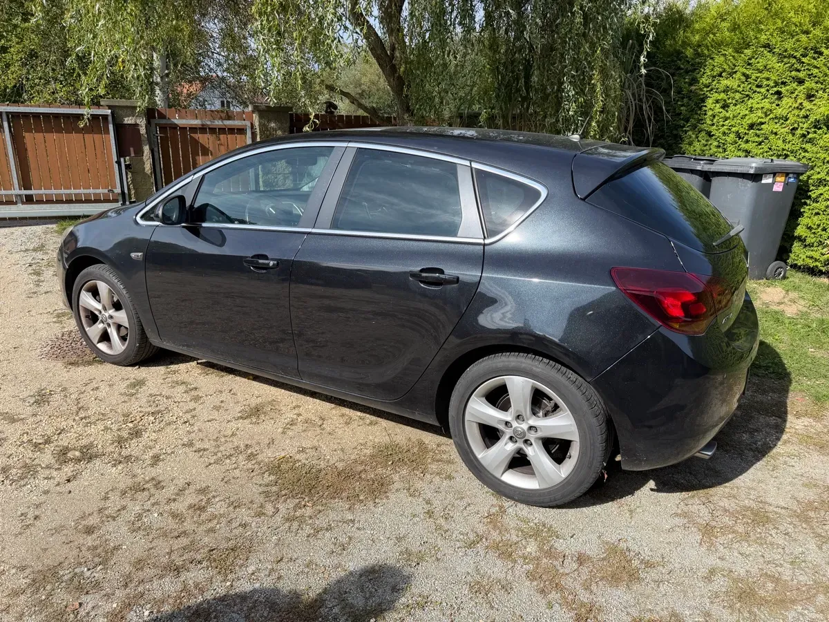 Opel Astra 2012 photo 2