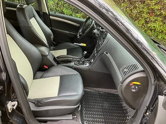 Saab 9-3 2010 photo 2