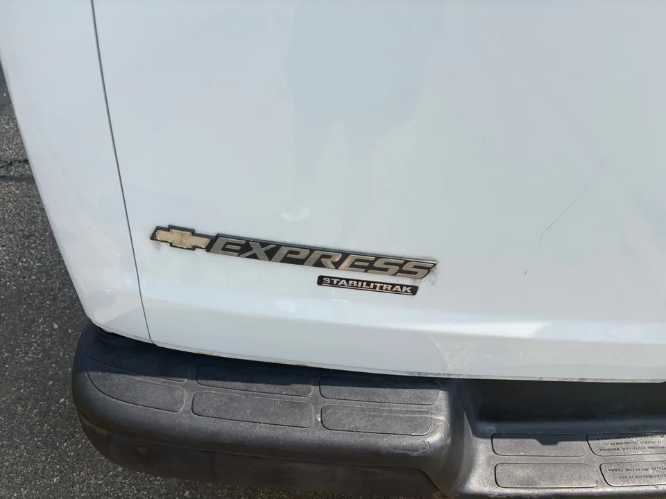 GMC 3500 Express Cargo Van 2015 photo 2