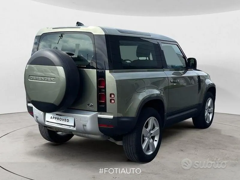 Land Rover Defender 2022 photo 2