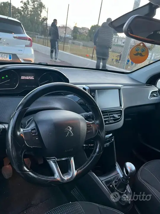 Peugeot 208 2015 photo 2