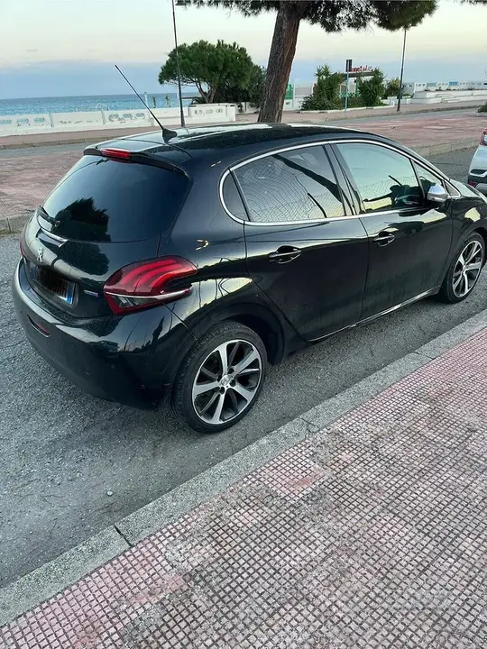 Peugeot 208 2015 photo 5