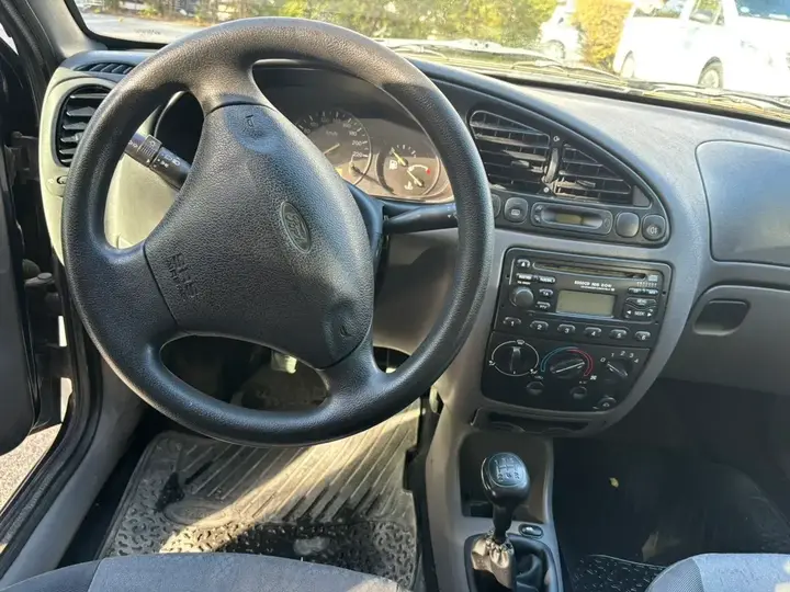 Ford Fiesta 2000 photo 3